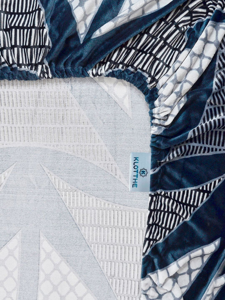 KLOTTHE Blue Geometric Printed Fitted Woolen 300 TC King Bedsheet With 2 Pillow Cover