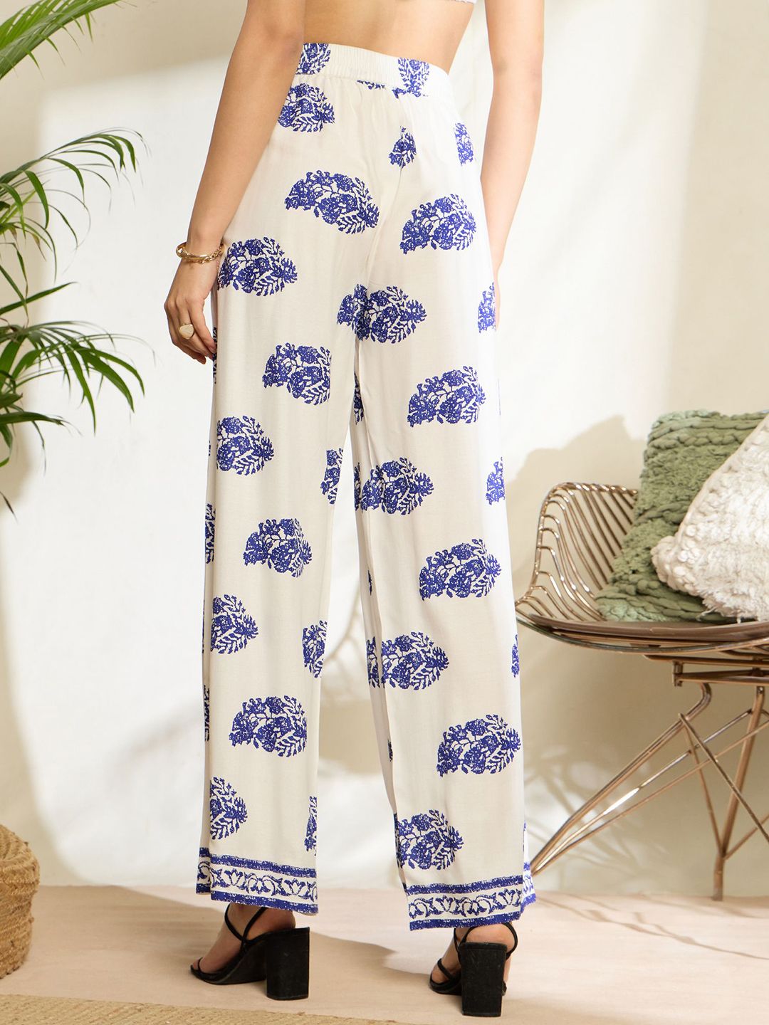 Berrylush Women Floral Printed High-Rise Trousers