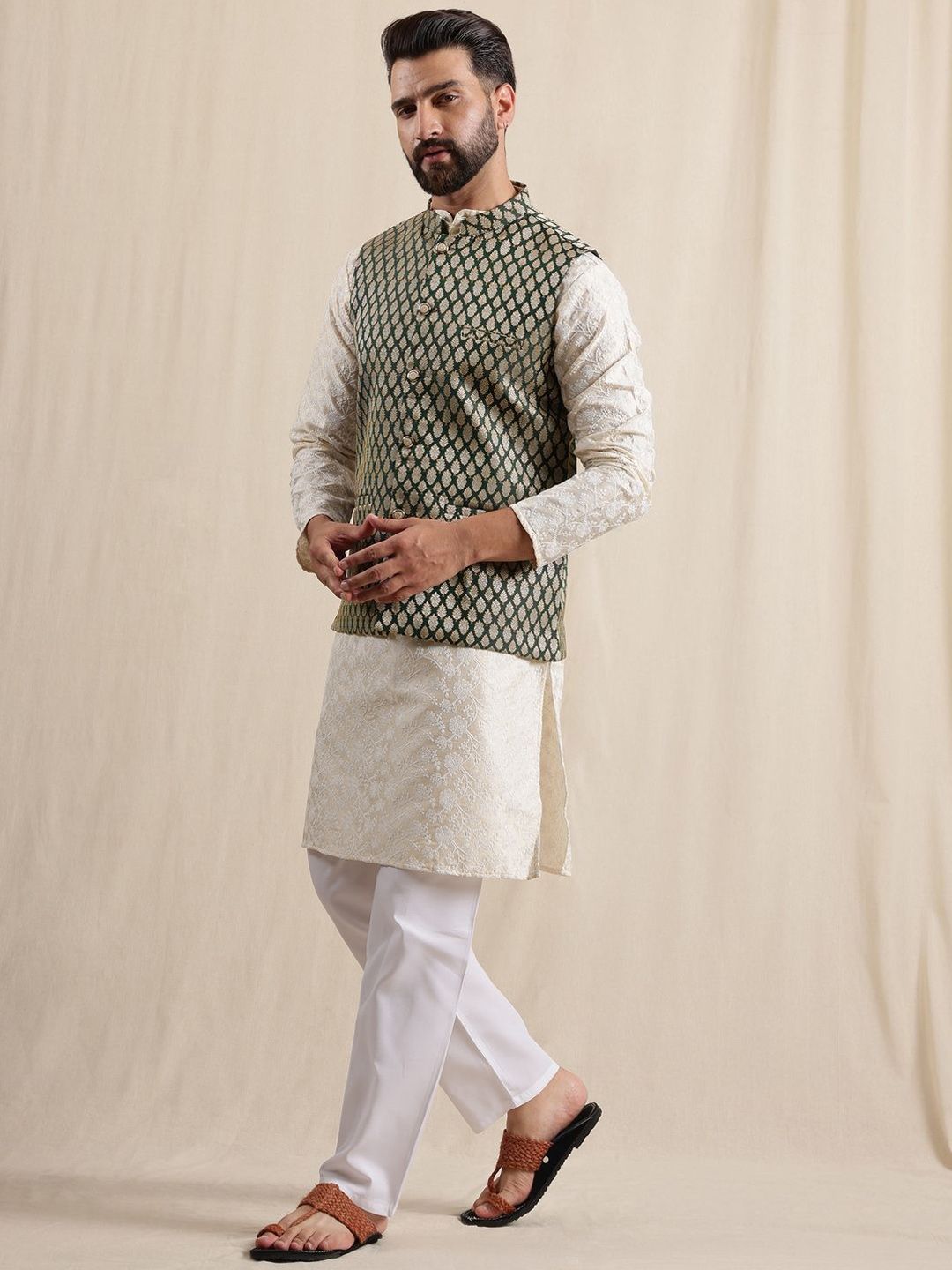 Motif Etnik Anouk Bersulam Kolar Mandarin Kurta Jodhpuri Dengan Piyama & Jaket Nehru