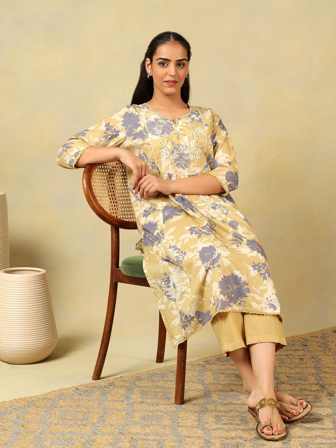Mamicha Women Floral Printed Regular Thread Work Kurta with Trousers