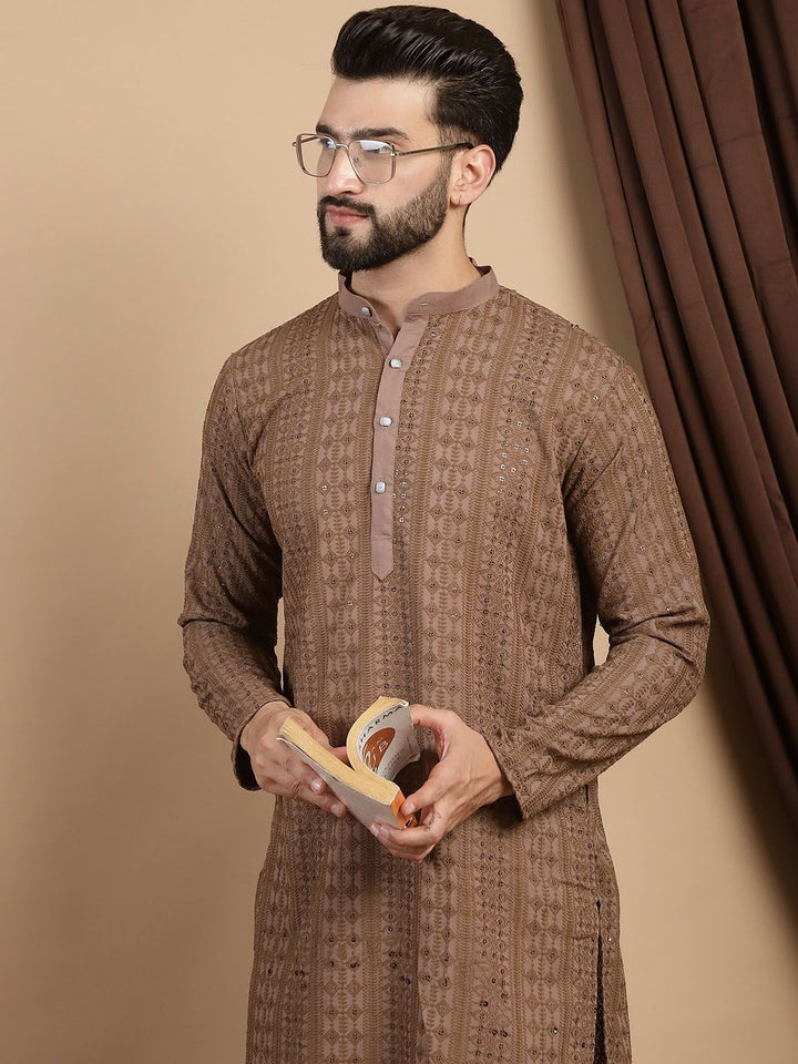 Motif Etnik Anouk Bersulam Kurta Lurus Kapas Tulen Bersulam dengan Churidar