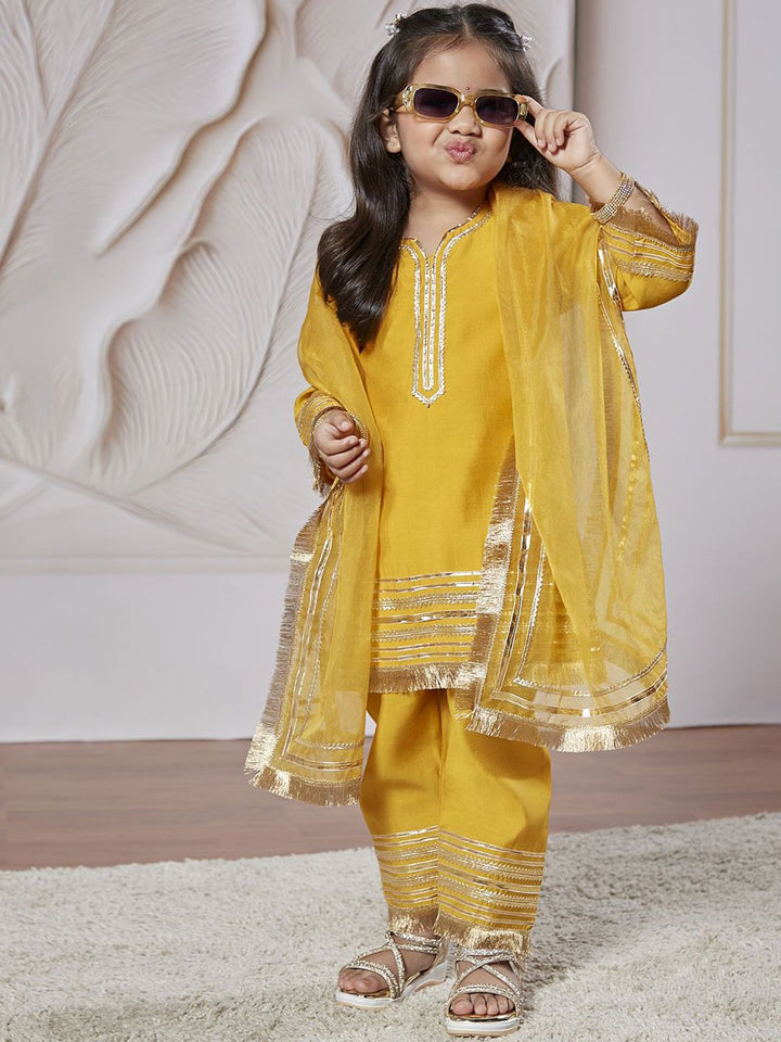VASTRAMAY Girls Yoke Design Gotta Patti Straight Kurta with Pyjamas & With Dupatta
