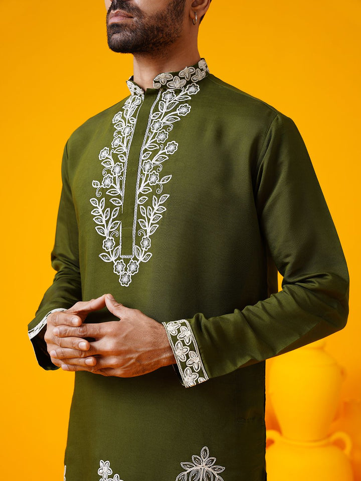 SOJANYA LUXE Floral Embroidered Mandarin Collar Straight Kurta With Trouser