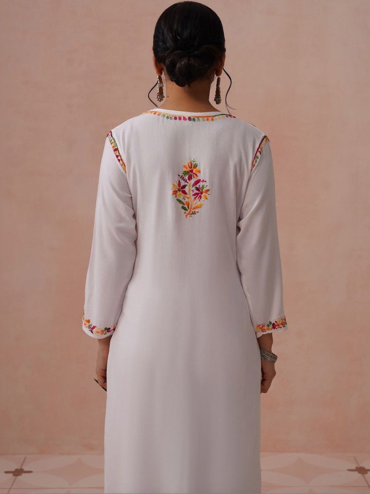 Rumah Chikankari Dihiasi Viscose Rayon Kurta Panjang Betis Lurus