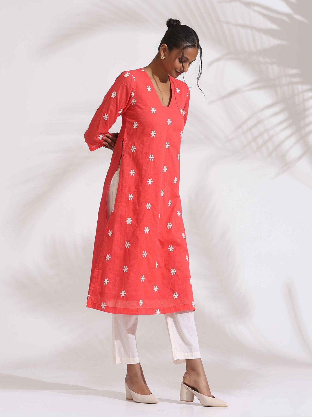 trueBrowns Women Floral Embroidered Regular Thread Work Pure Cotton Kurta with Trouser