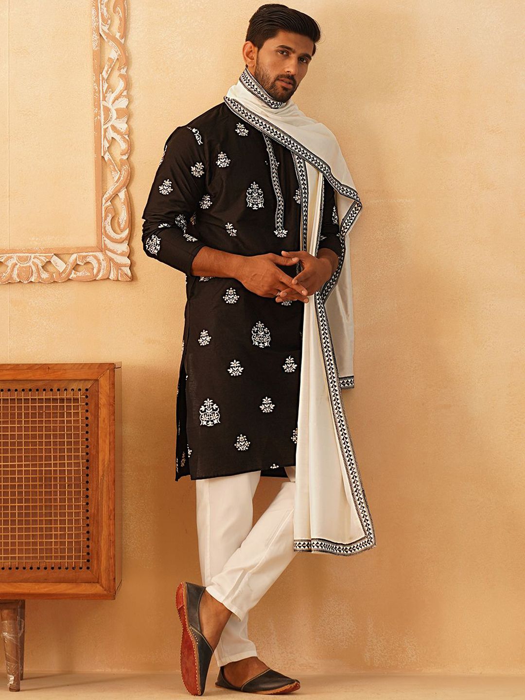 Jompers Men Floral Embroidered Kurta with Pyjama & Dupatta