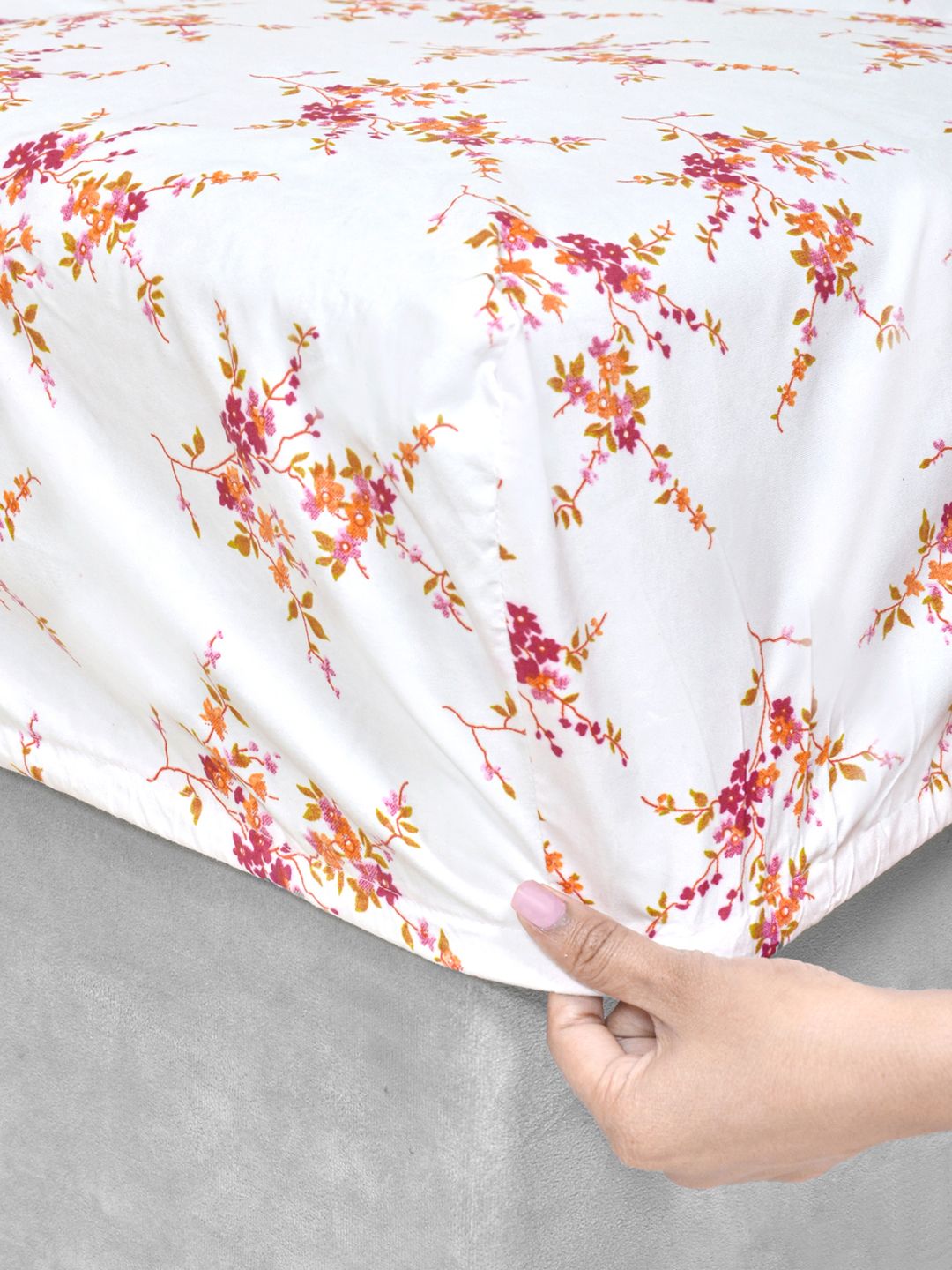 KLOTTHE White Floral Cotton 300 TC Fitted King Fine Bedsheet dengan 2 Sarung Bantal-98 x 89 inci