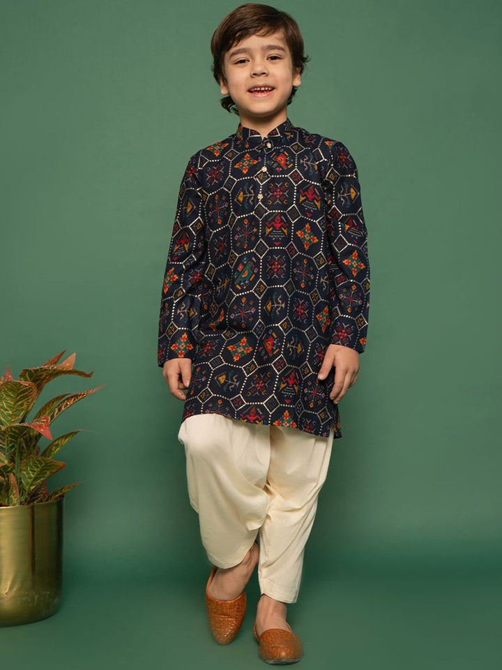Vastramay Boys Floral dicetak kurta biasa dengan Patiala