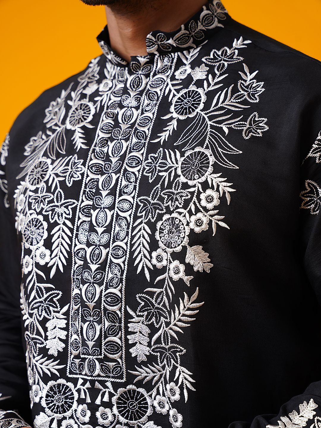 SOJANYA LUXE Kolar Mandarin Sulam Bunga Berlabuci Kurta Lurus Dengan Seluar
