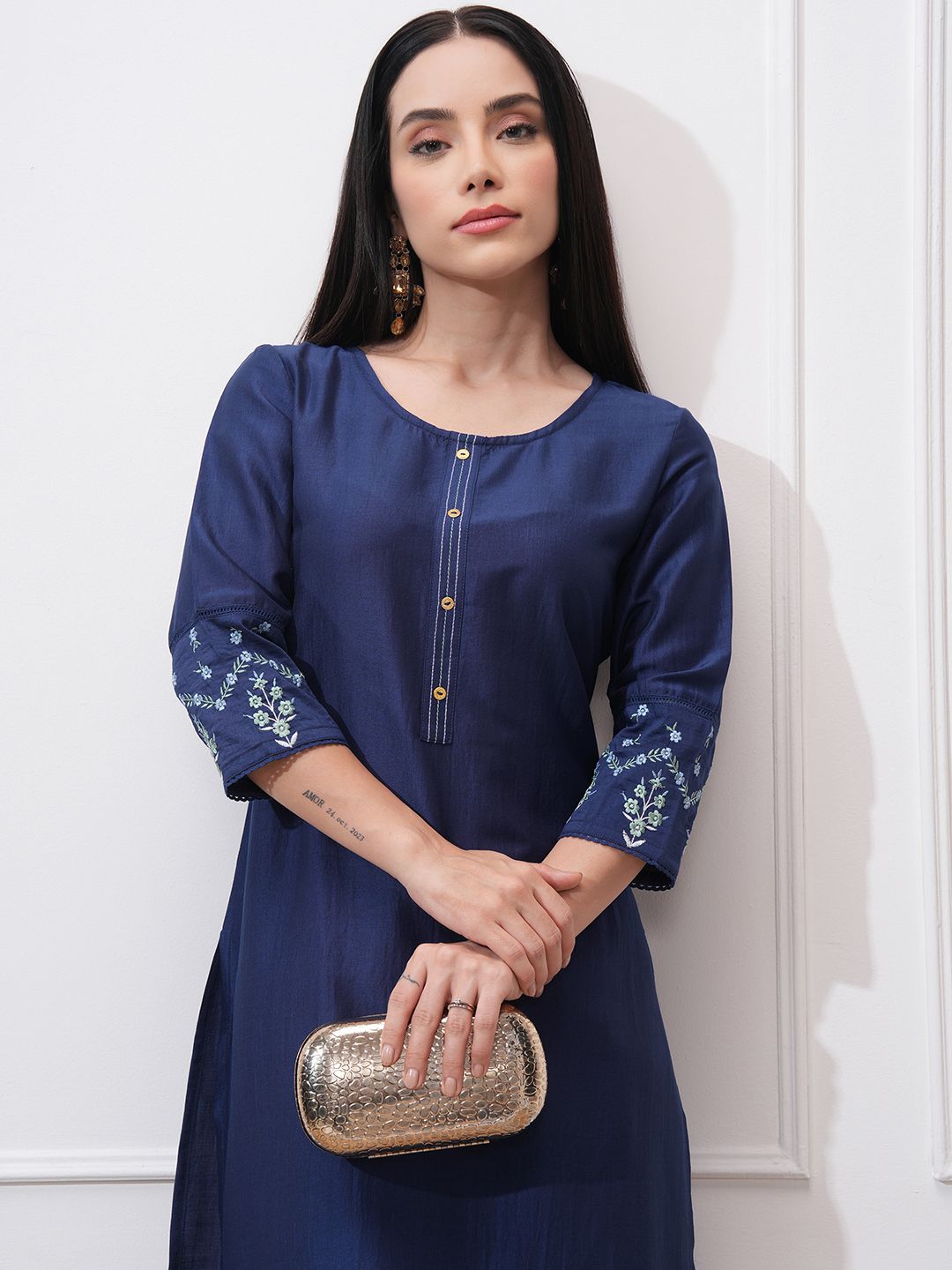 Vishudh Round Neck Three-Quarter Sleeves Thread Work Straight Kurta
