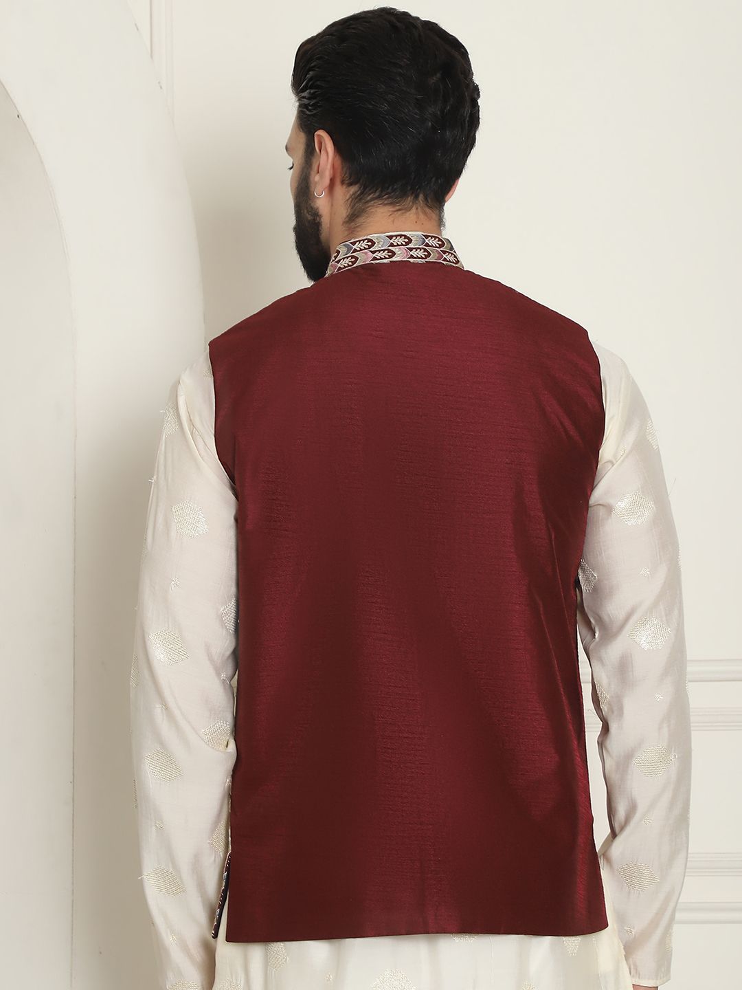 SOJANYA LUXE Men Embroidered Mandarin Collar Nehru Jackets