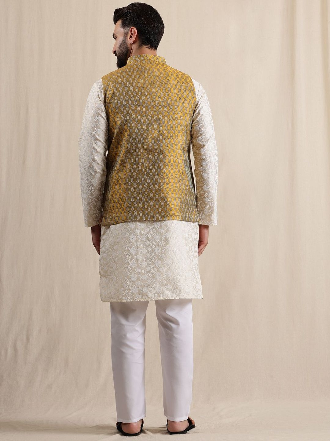 Anouk Ethnic Motifs Embroidered Mandarin Collar Jodhpuri Kurta With Pyjamas & Nehru Jacket