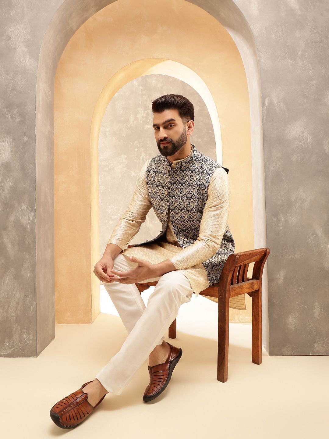 Anouk Beige Woven Design Jacquard Silk Straight Kurta Dengan Piyama Dan Jaket Nehru