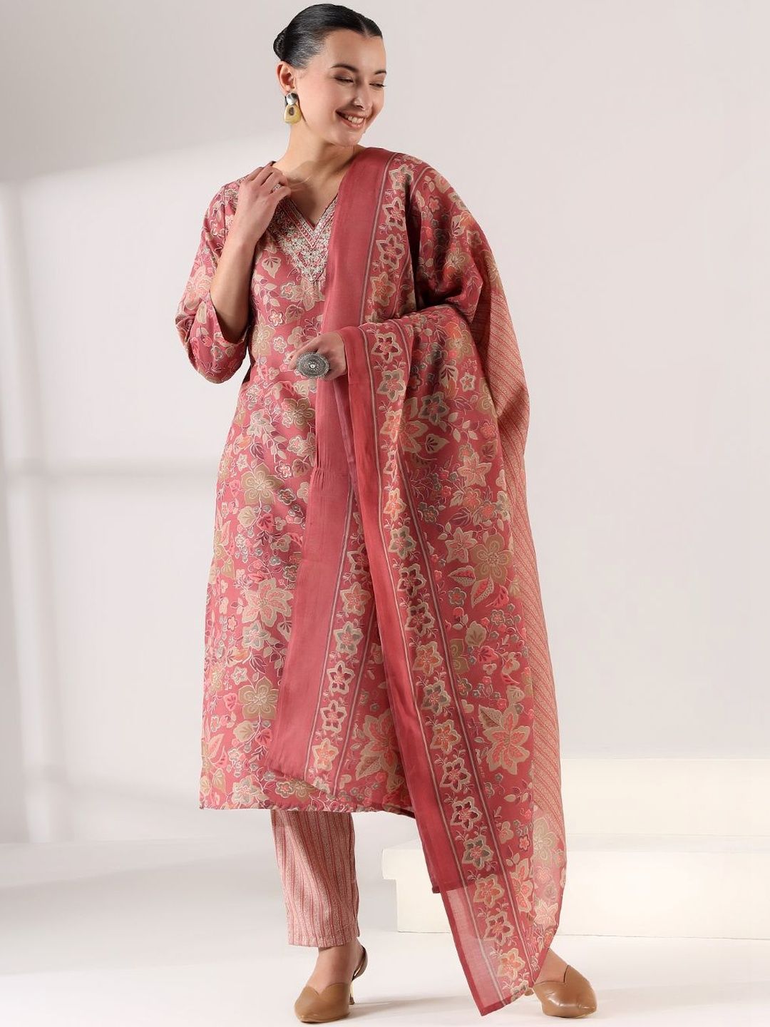 Mamicha Women Floral Printed Regular Thread Work Kurta with Trousers & With Dupatta