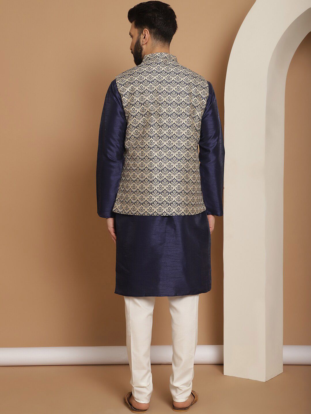 Kurta Lengan Panjang Kolar Mandarin Tenun Anouk dengan Jaket Churidar Nehru