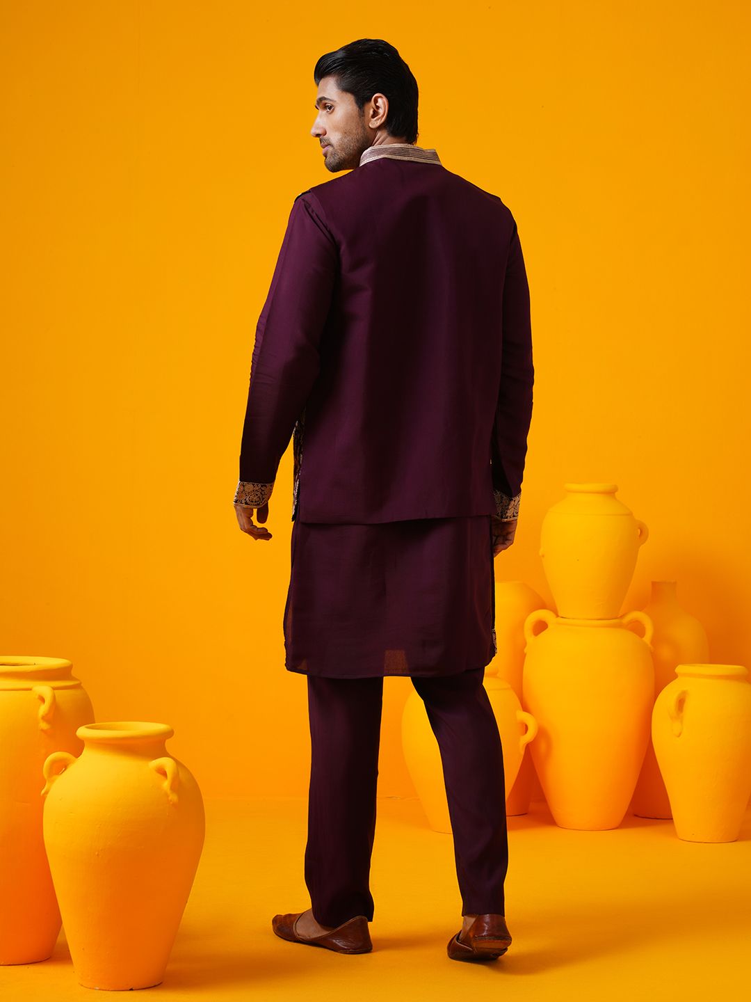 SOJANYA LUXE Kurta Lurus Kolar Mandarin Sulam Bunga Dengan Seluar Dan Jaket