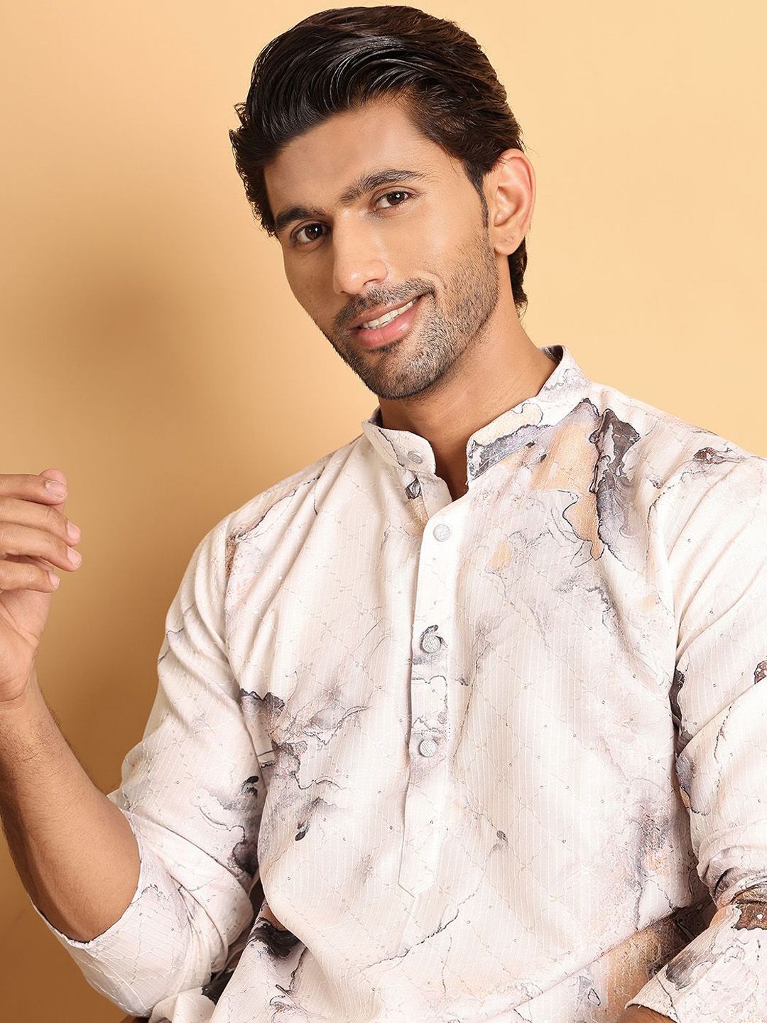 Jompers Men Embroidered Sequinned Kurta