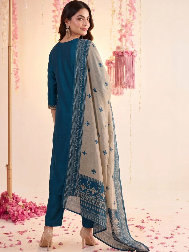 Mamicha Women Ethnic Motifs Thread Work Kurta with Trousers & With Dupatta
