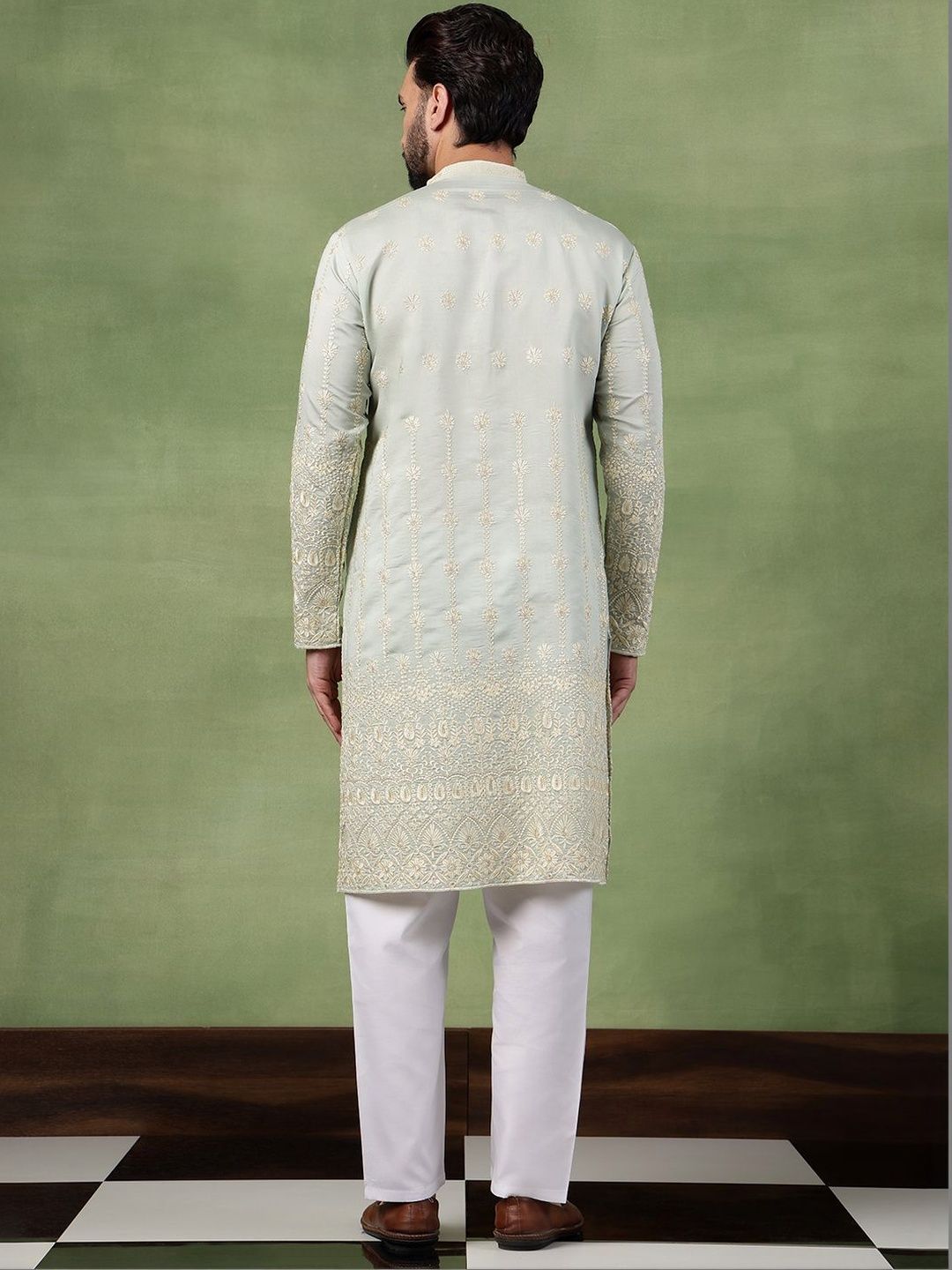 SOJANYA Men Embroidered Sequinned Kurta