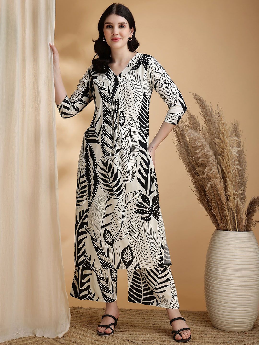 KALINI Women  Printed Regular Kurta with Palazzos