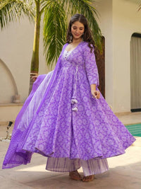 Kalini Wanita Floral Bercetak Angrakha Kurta dengan Palazzos & Dengan Dupatta