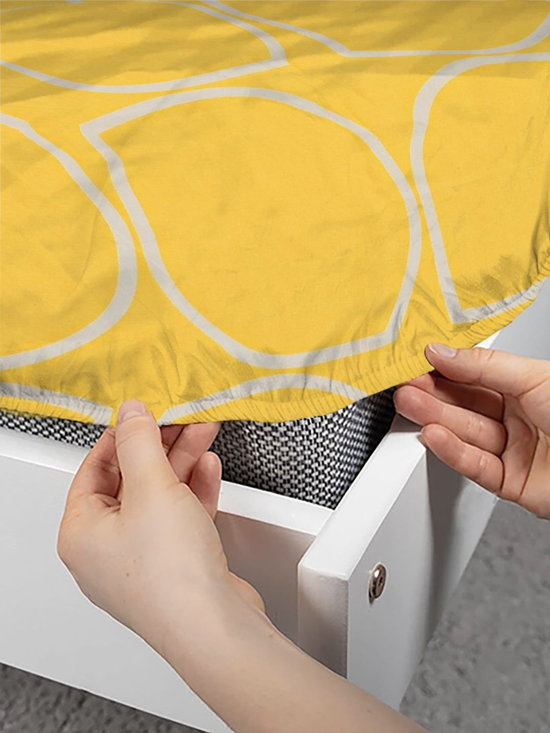KLOTTHE Yellow Geometric Printed Dilengkapi 300 TC Cotton Blend King Cadar & 2 Sarung Bantal