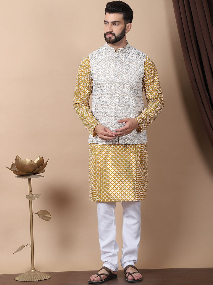 Kurta Kapas Tulen Bersulam Geometri Anouk Mustard Kuning dengan Jaket Churidar & Nehru