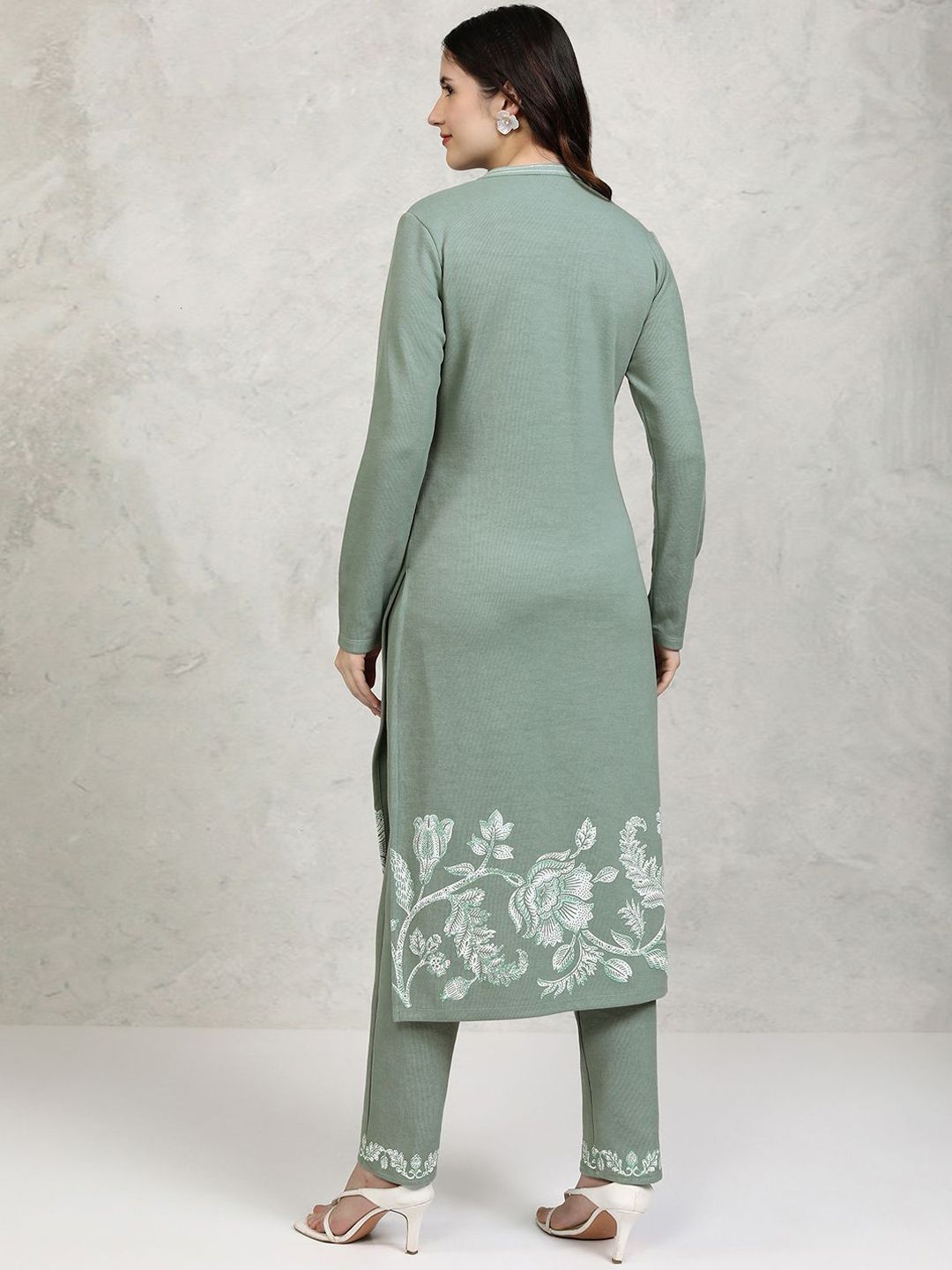 Vishudh Green Floral Printed Mandarin Collar Straight Kurta with Trousers