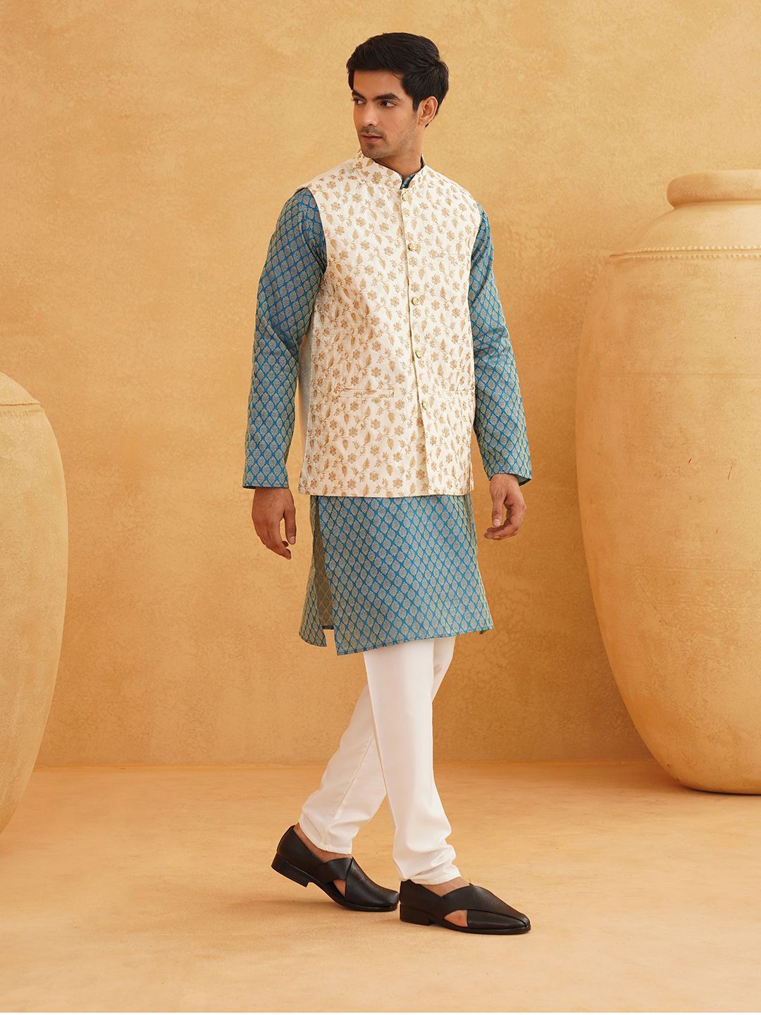 SOJANYA Motif Etnik Bercetak Kurta Kolar Mandarin Dengan Jaket Churidar Dan Nehru