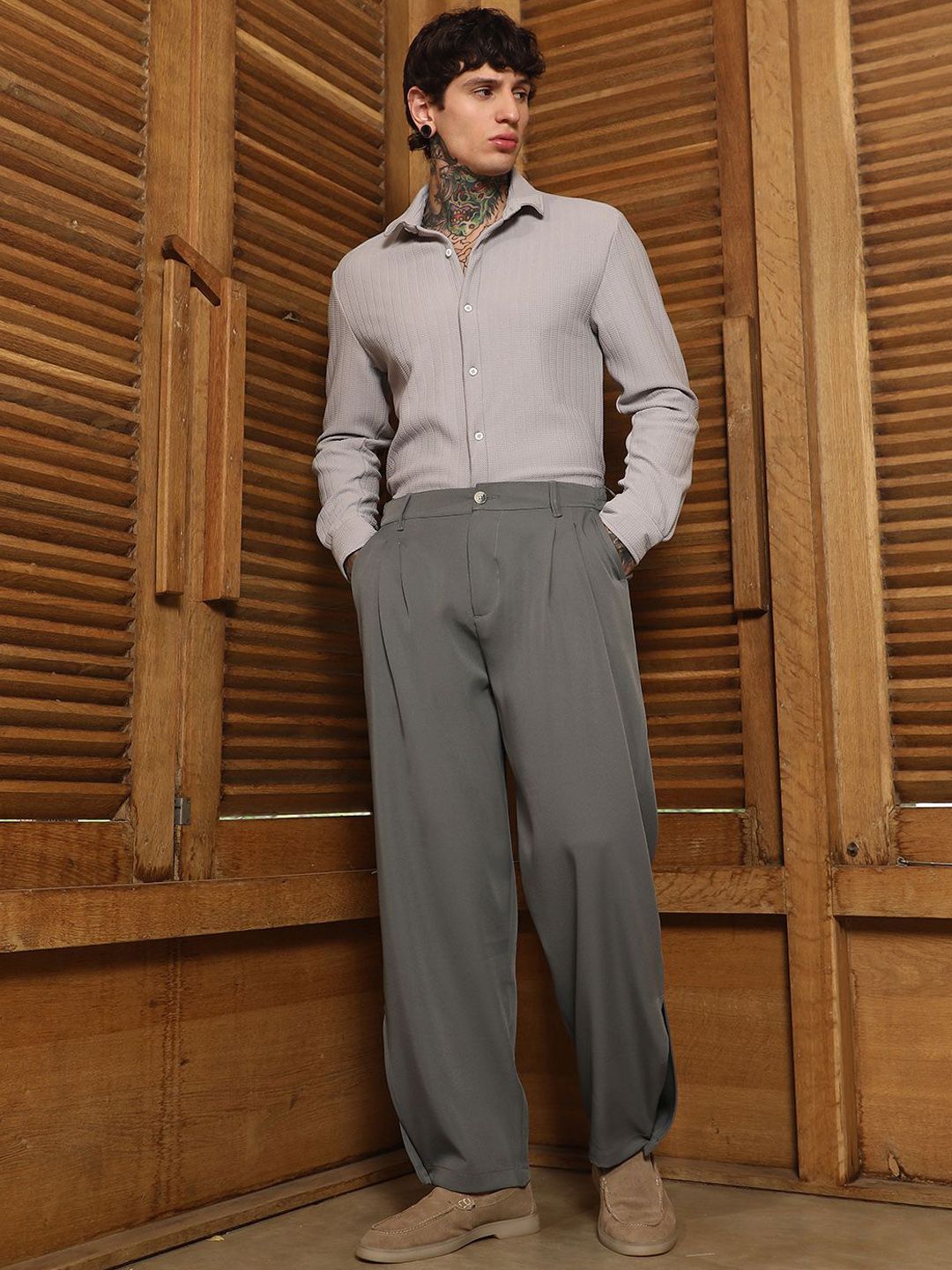 Campus Sutra Men Comfort Pleated Relaxed Fit Trousers