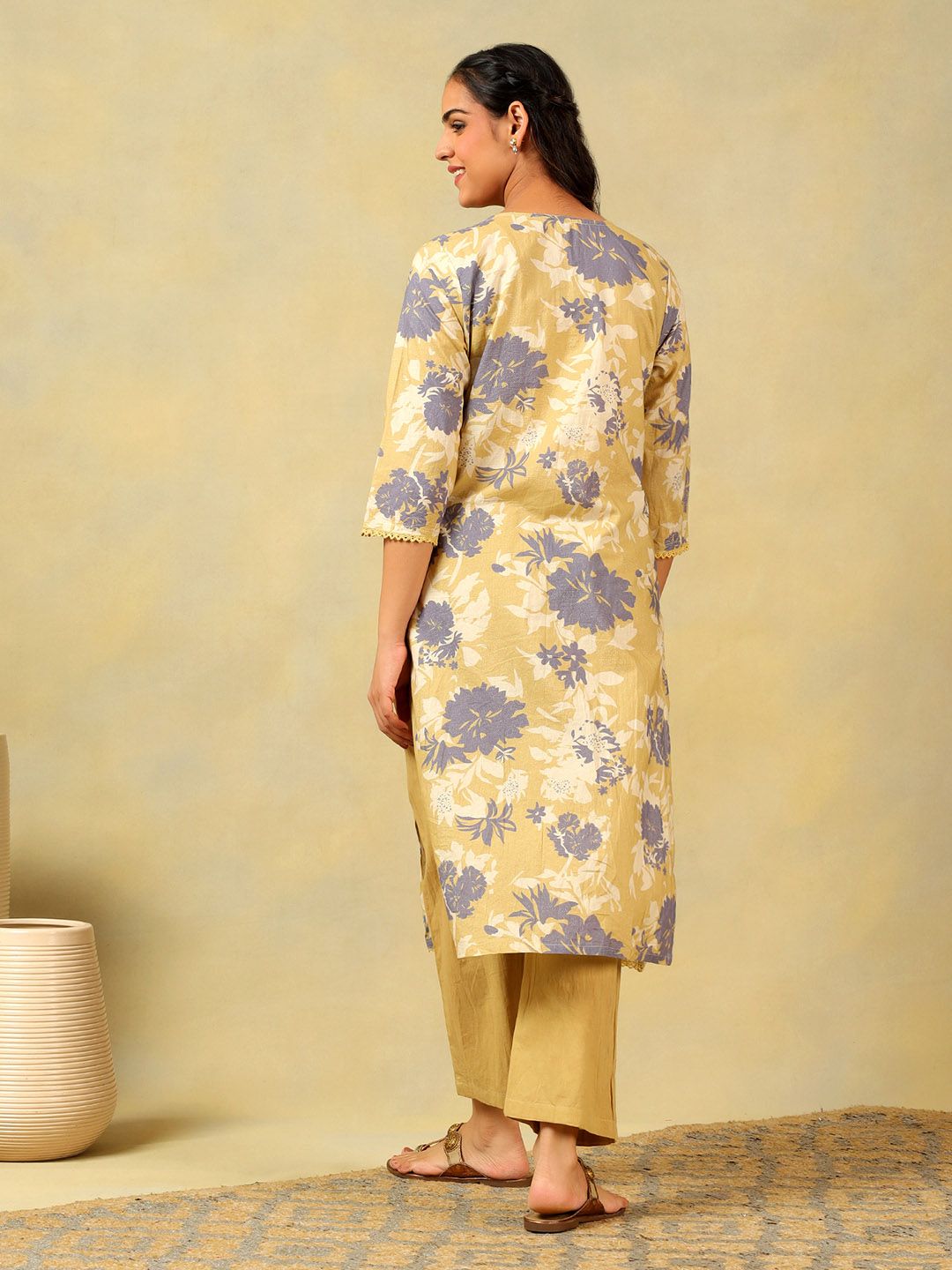 Mamicha Women Floral Printed Regular Thread Work Kurta with Trousers