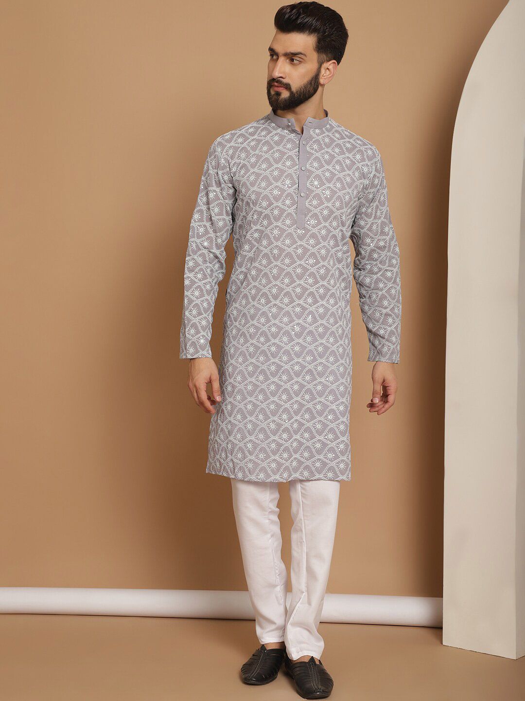 Motif Etnik Anouk Bersulam Benang Biasa Bekerja Kurta Kapas Tulen dengan Churidar
