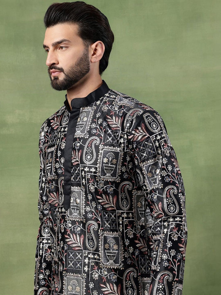 SOJANYA Men Embroidered Thread Work Kurta