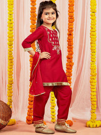 VASTRAMAY Girls Floral Embroidered Thread Work Kurta With Trousers & Dupatta