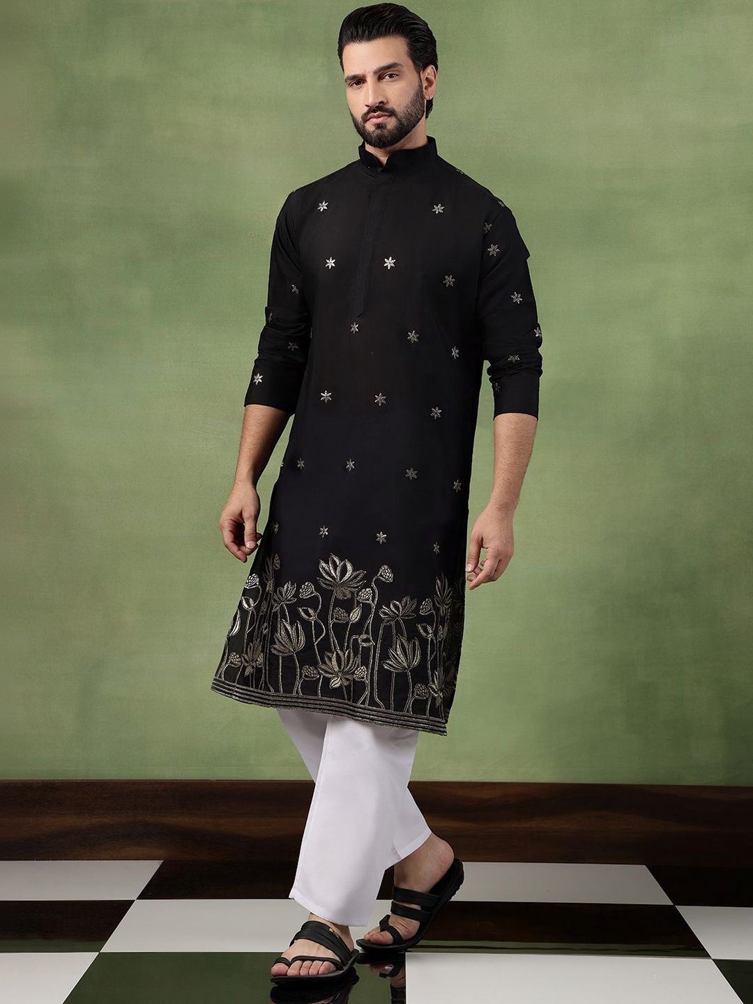 SOJANYA Men Floral Embroidered Kurta