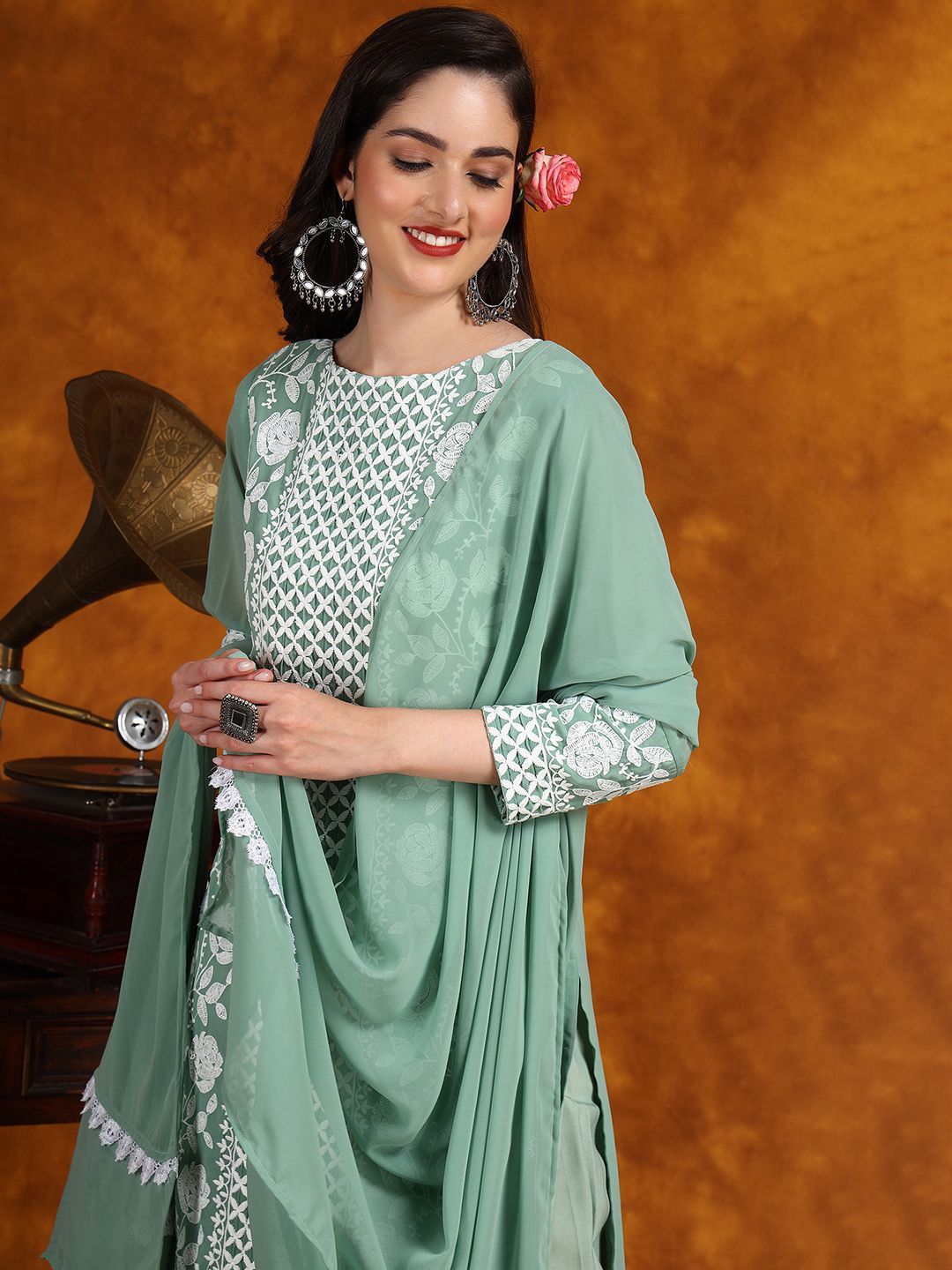 Kalini Floral Bulatan Benang Kerja Kurta dengan Seluar & Dupatta