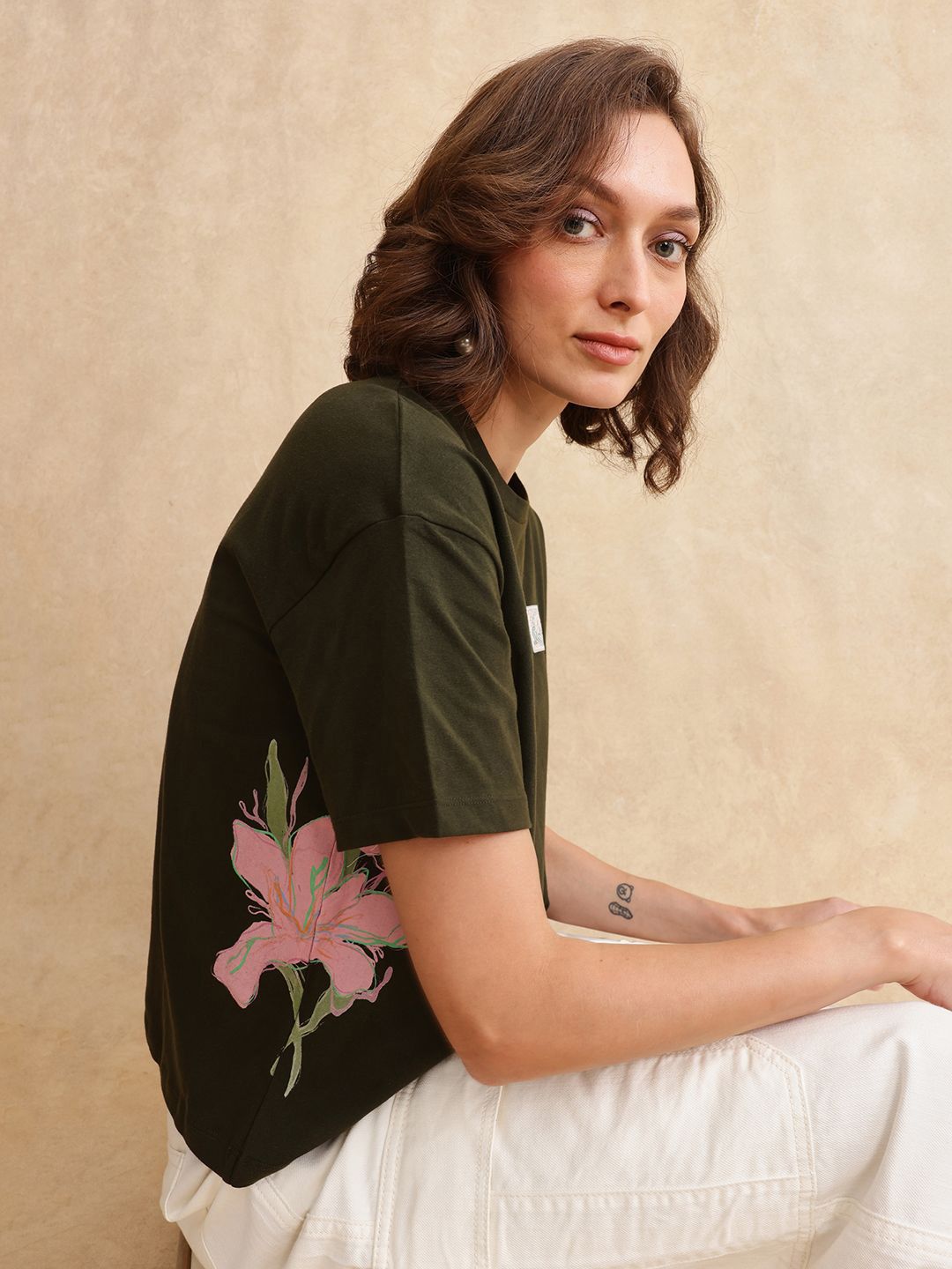 T-shirt wanita yang dicetak oleh wanita yang jarang dicetak