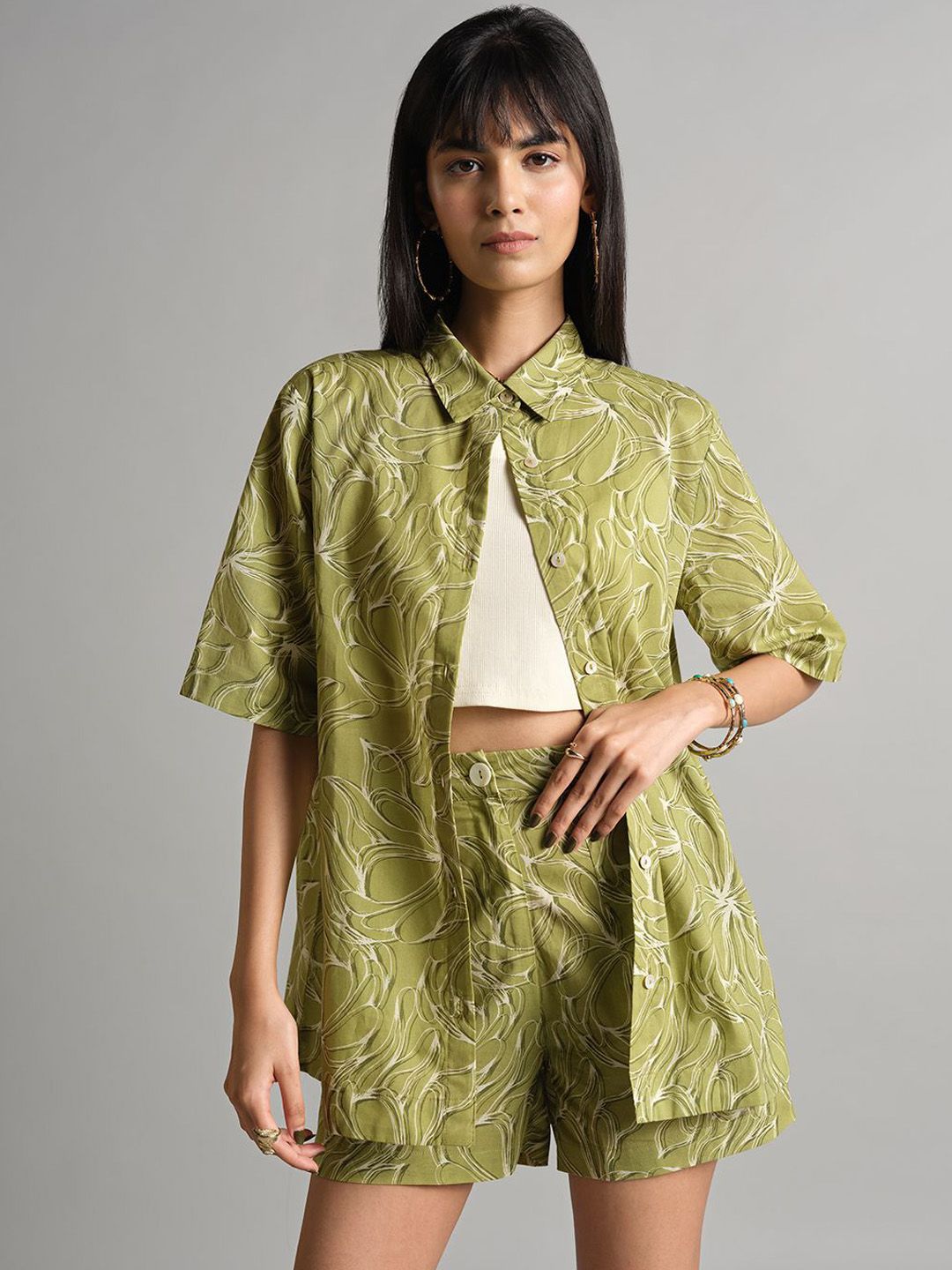 Dan baju baju kemeja yang dicetak dengan seluar pendek dengan seluar pendek