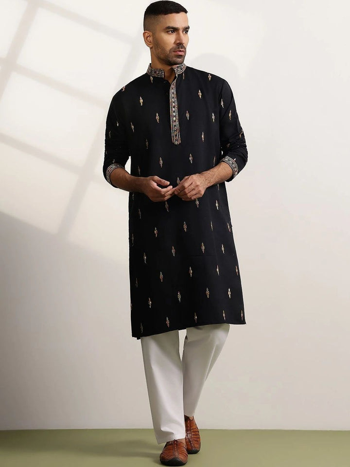 SOJANYA Men Embellished Thread Work Kurta