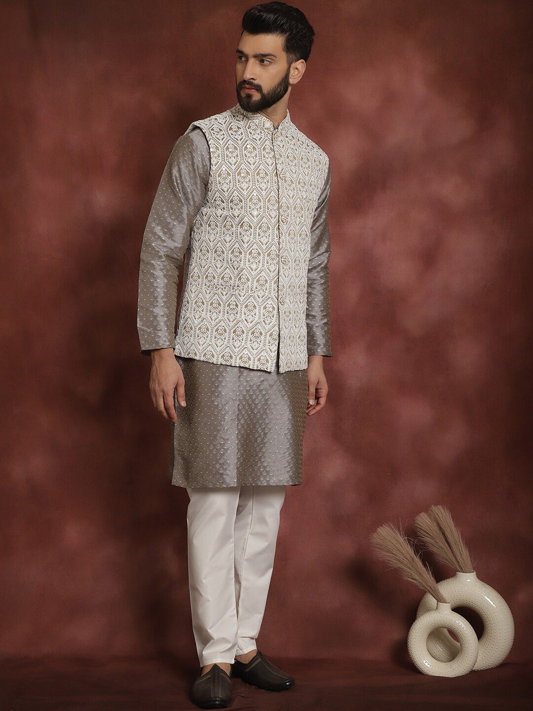 Motif Etnik Anouk Bersulam Kurta Lurus dengan Jaket Churidar & Nehru