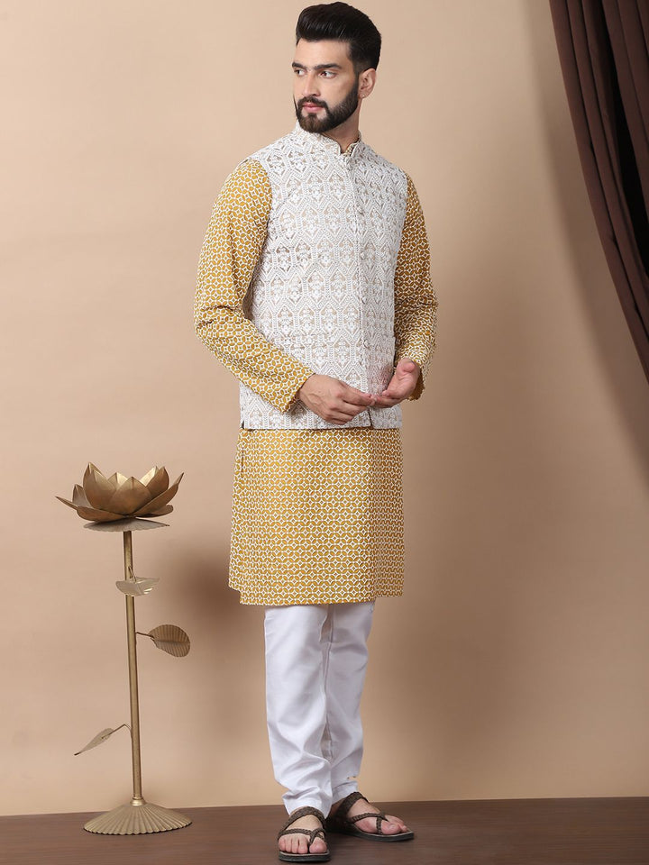 Kurta Kapas Tulen Bersulam Geometri Anouk Mustard Kuning dengan Jaket Churidar & Nehru
