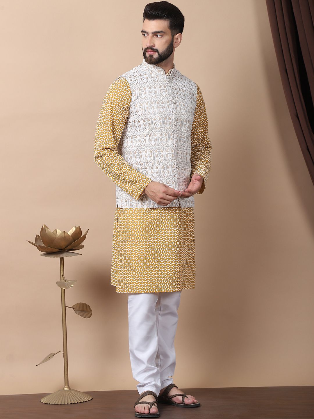 Kurta Kapas Tulen Bersulam Geometri Anouk Mustard Kuning dengan Jaket Churidar & Nehru