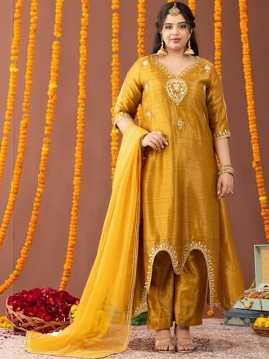Mamicha Women Floral Embroidered Regular Kurta with Trousers & With Dupatta