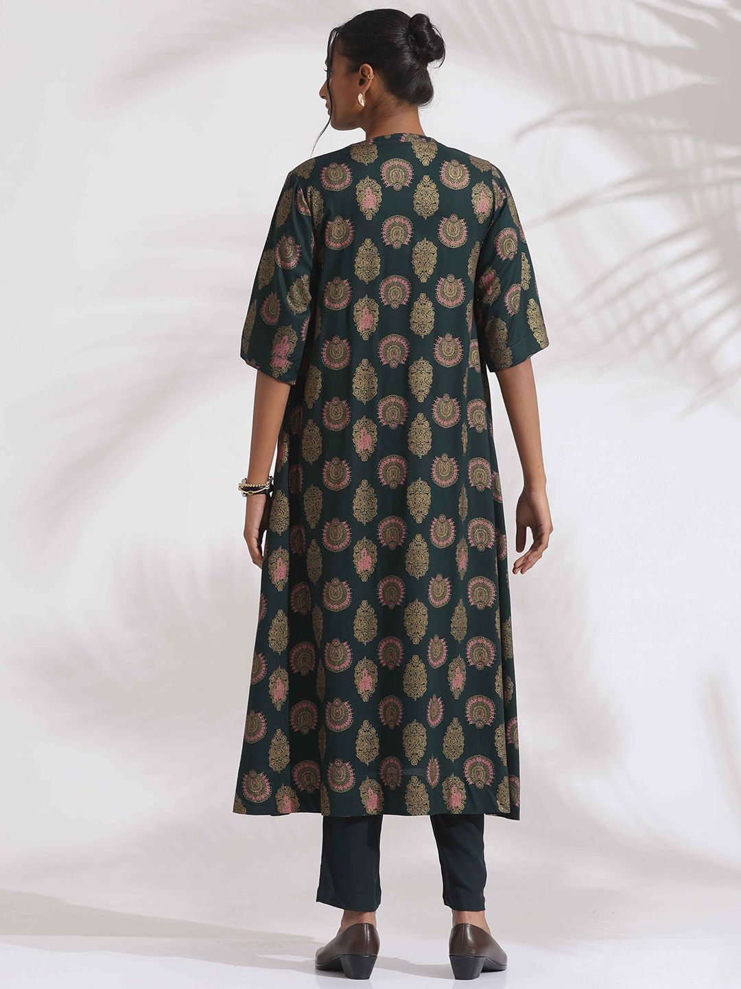trueBrowns Floral Printed Straight Kurta with Trousers