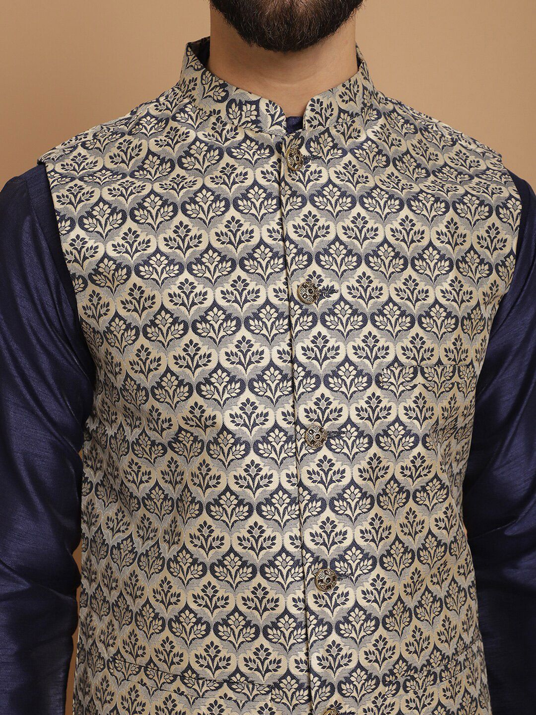 Kurta Lengan Panjang Kolar Mandarin Tenun Anouk dengan Jaket Churidar Nehru