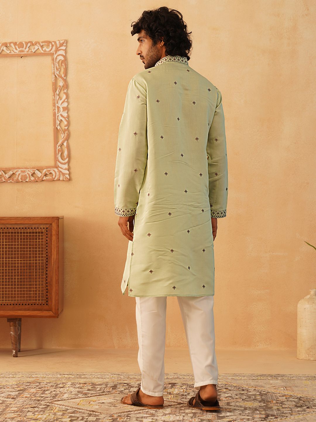 Jompers Floral bersulam Mandarin Collar Kurta dengan seluar