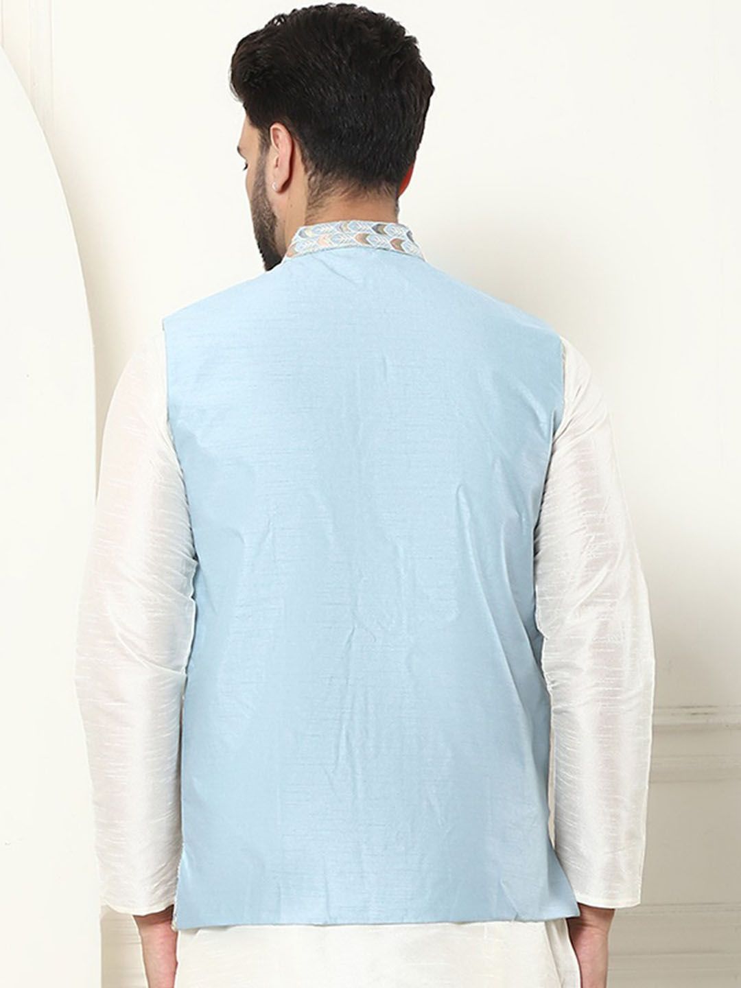 SOJANYA LUXE Men Embroidered Mandarin Collar Nehru Jackets