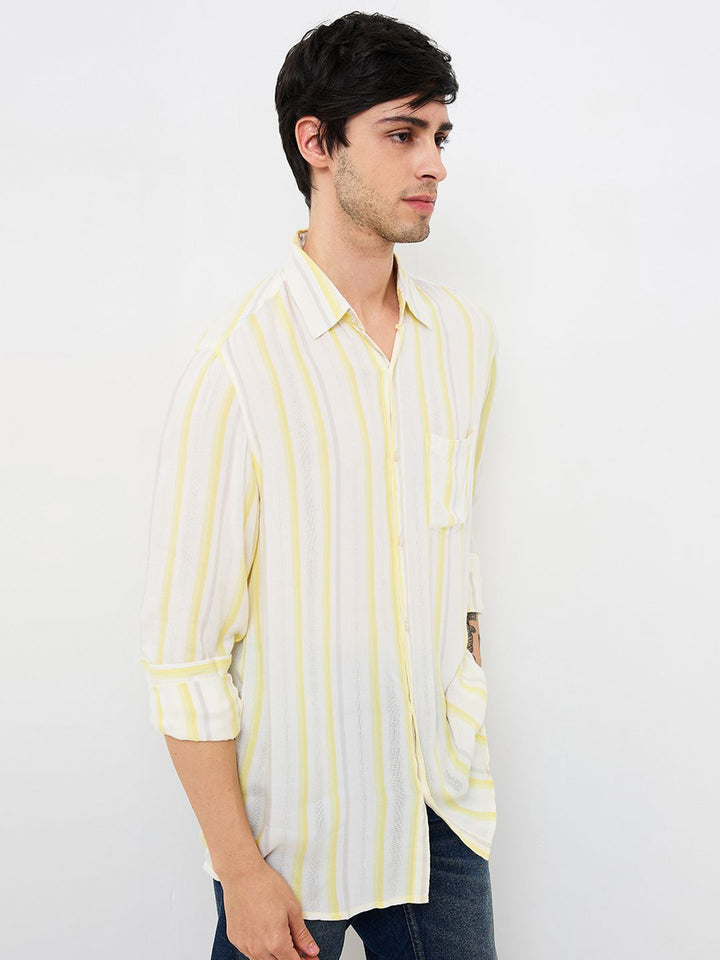 SPYKAR Men Relaxed Fit Spread Collar Vertical Striped Casual Shirt