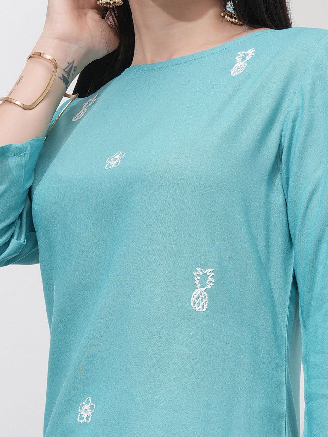Vishudh Women Embroidered Straight Kurta