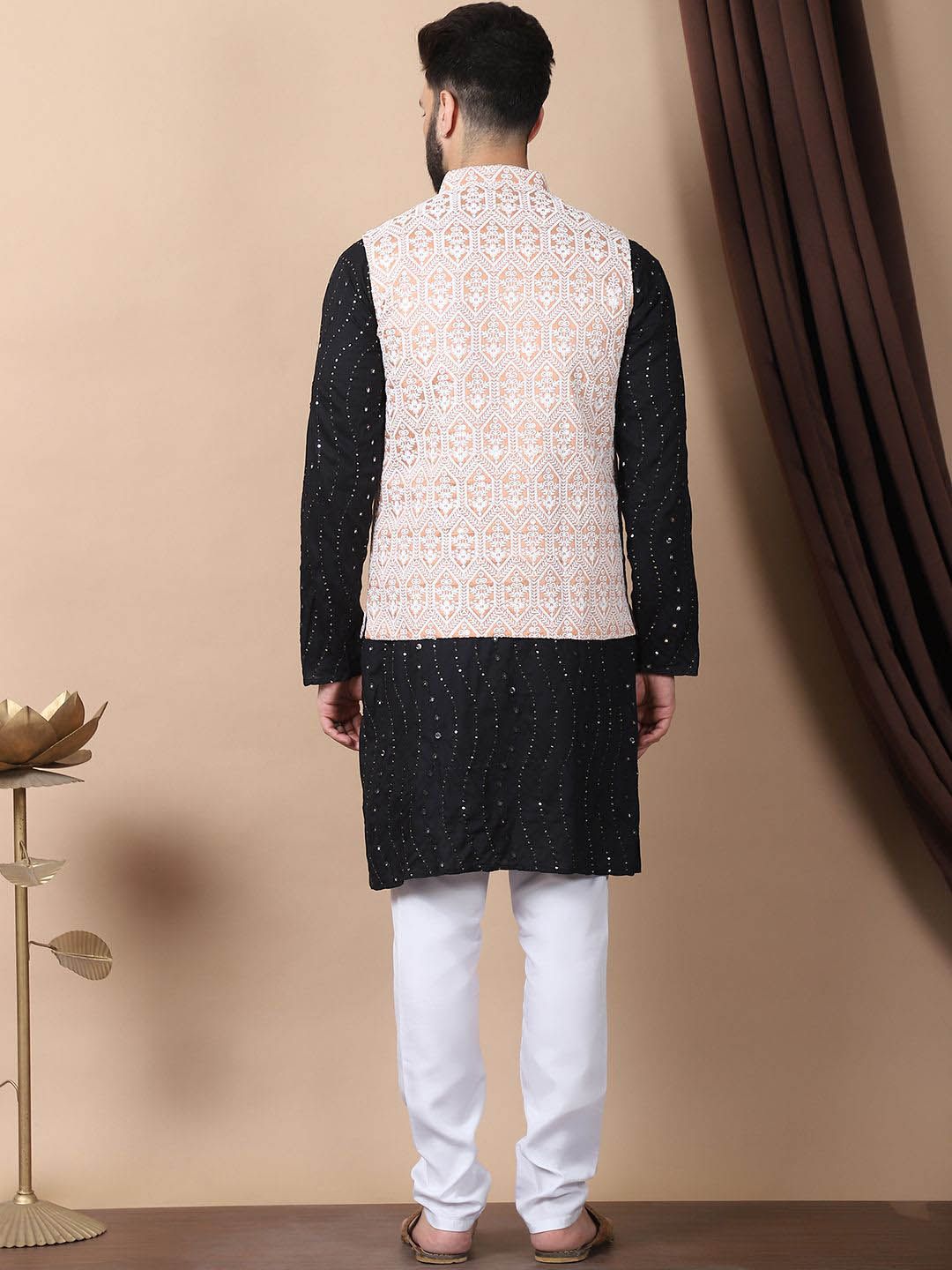 Kurta Kapas Tulen Bersulam Anouk Leheriya Hitam dengan Jaket Churidar & Nehru